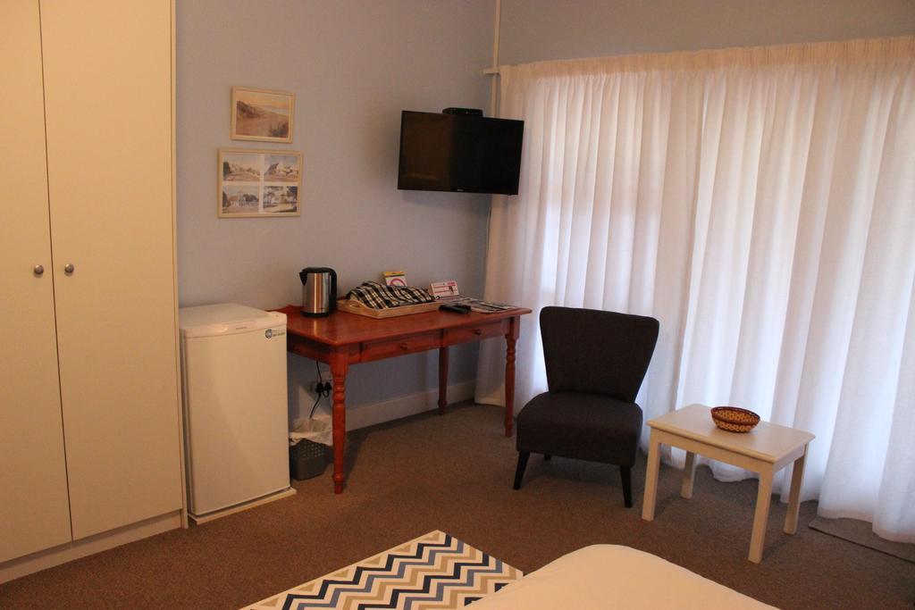 Smuts Ave. Guest Rooms Херманус Экстерьер фото